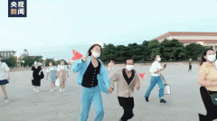 “老爸,看见了吗?”女儿扛起75岁养父看升旗